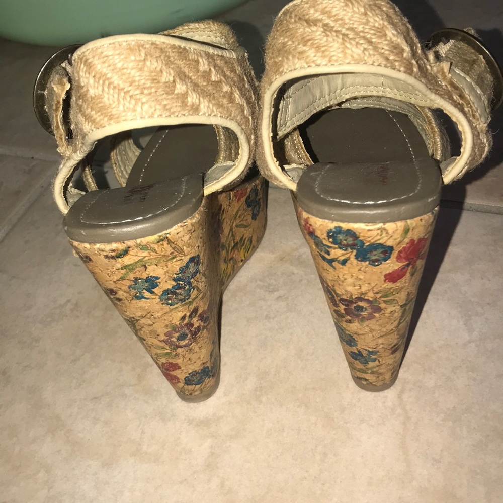 Cute floral print wedges 🌸 - Picture 3 of 3